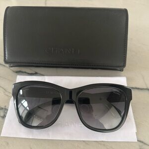 CHANEL Elegant Black Sunglasses